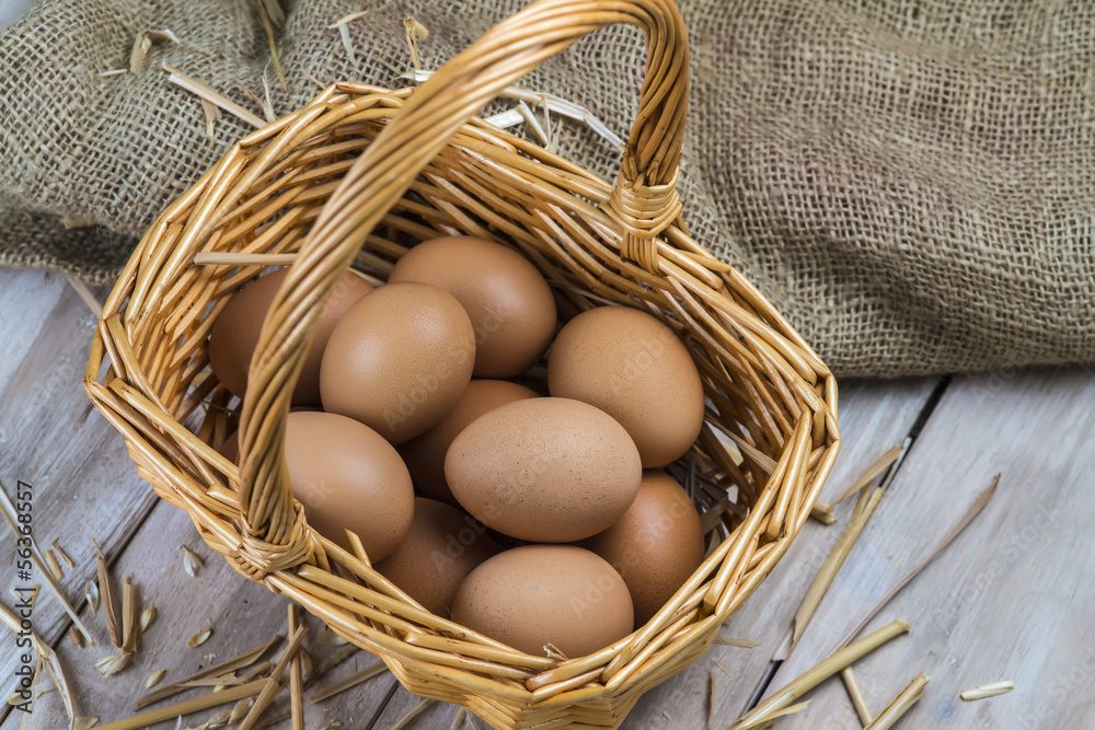 Huevos frescos en una cesta de mimbre