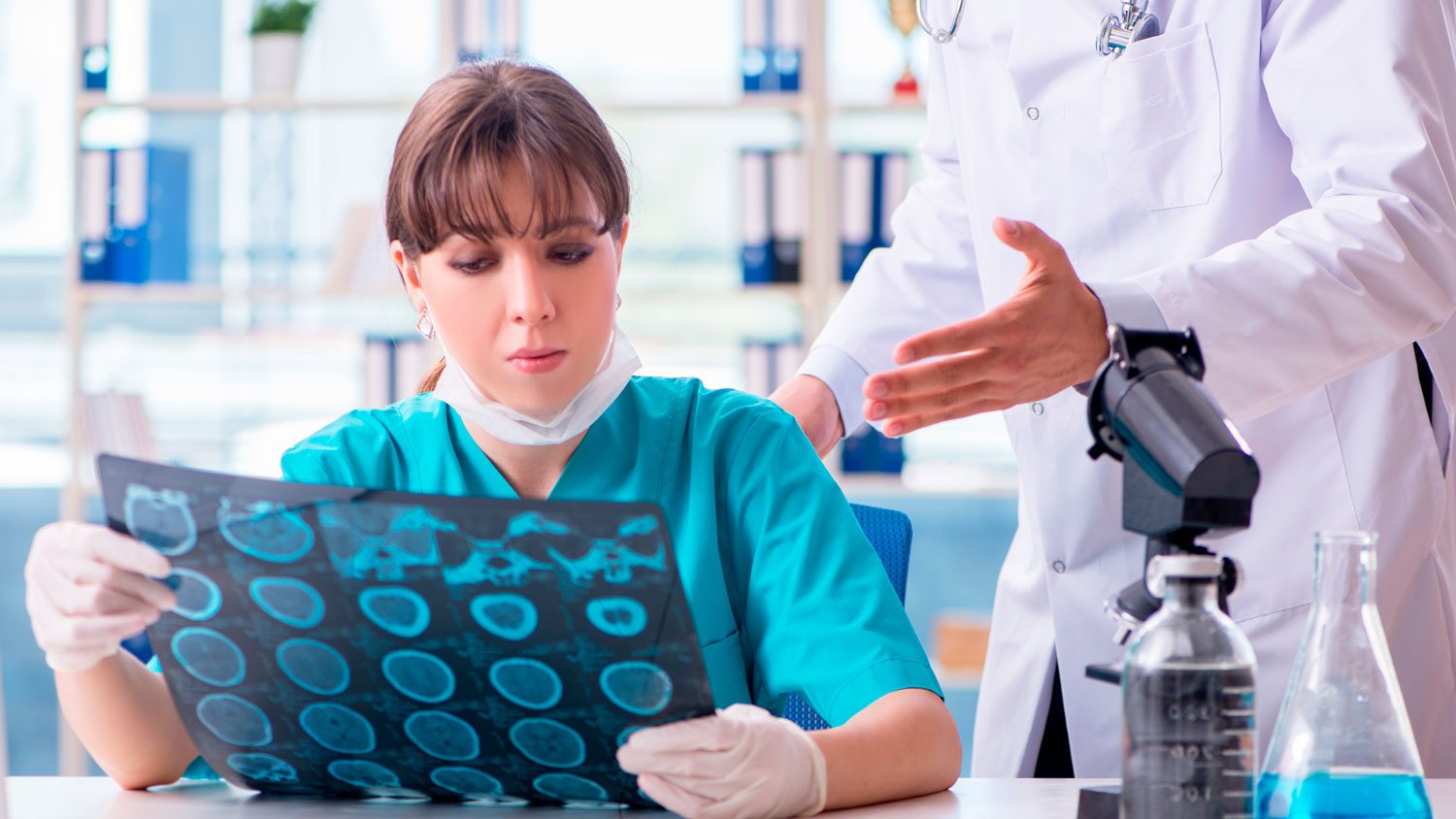Médico revisando gráficos de indicadores de salud