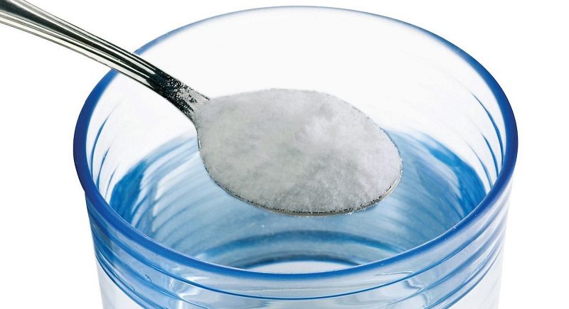 Agua con sal en proceso de preparación