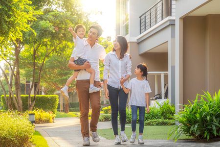Familia protegiéndose alrededor de la casa