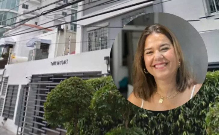 Mujer revisando contrato de fumigación en casa