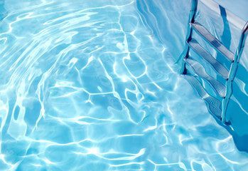 Piscina cristalina con productos de mantenimiento adecuados