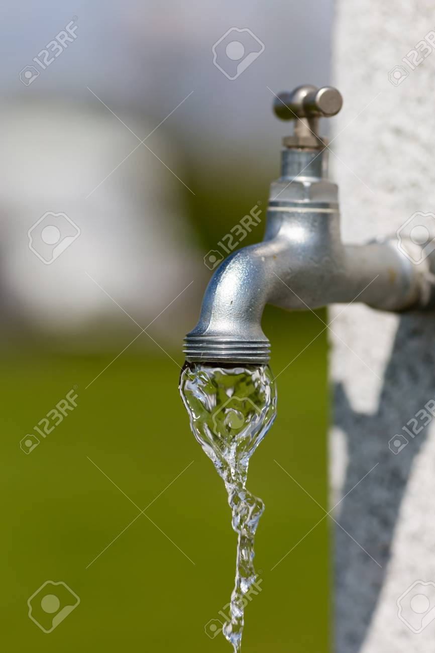Agua potable fluyendo de un grifo