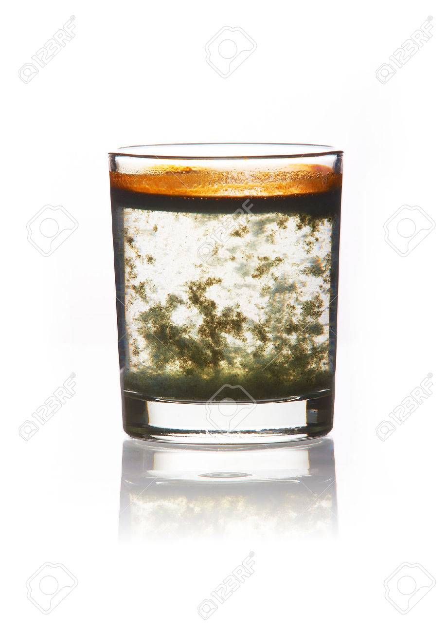 Agua turbia en un vaso transparente