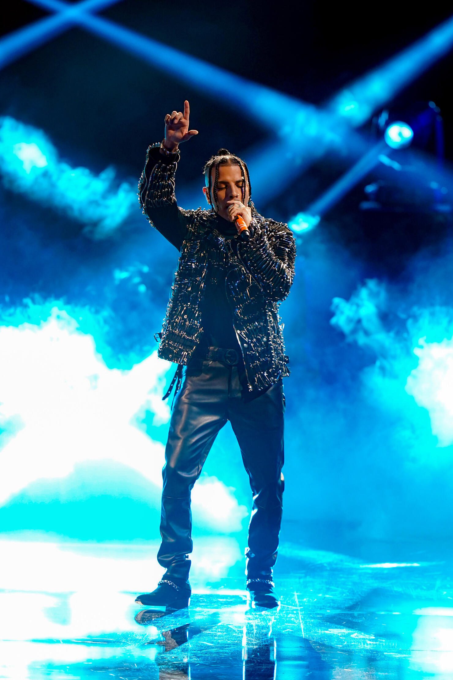 Rauw Alejandro en concierto cantando éxitos