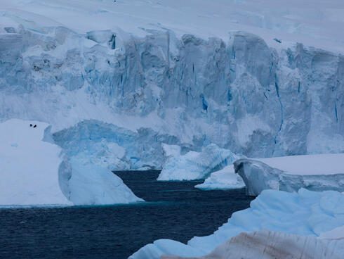 Glaciar derritiéndose por el cambio climático