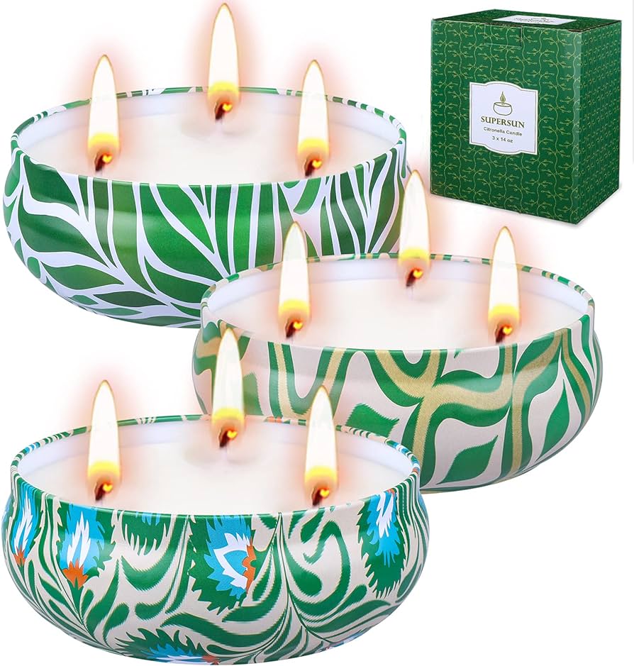 Velas de citronela en el jardín
