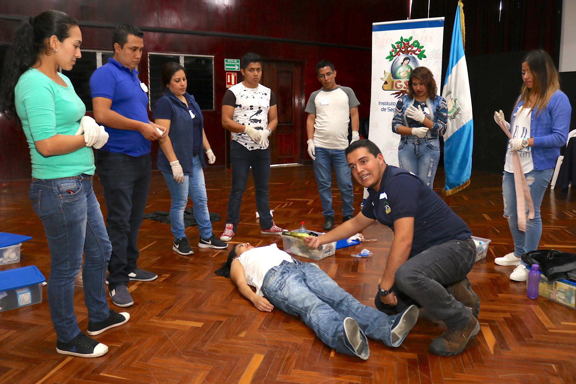 Trabajadores recibiendo capacitación en seguridad industrial