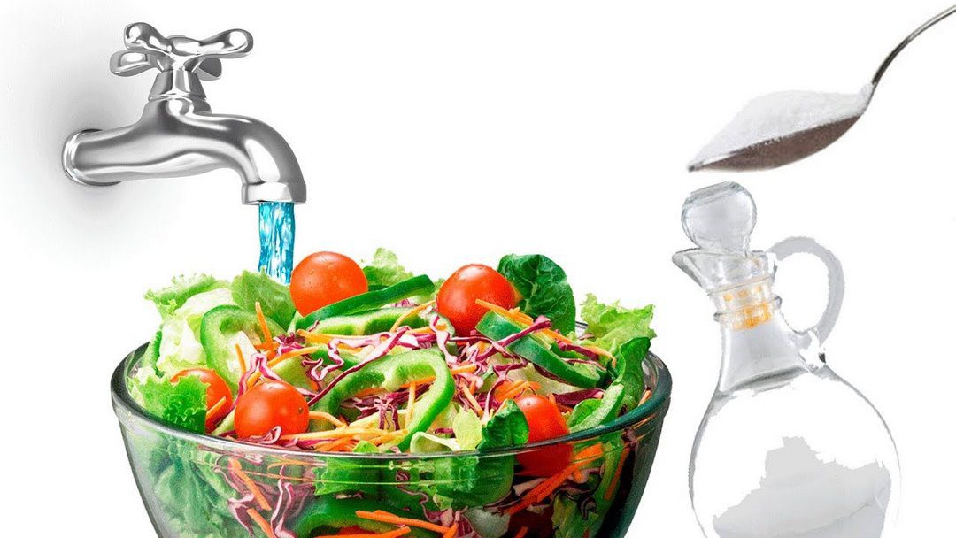 Frutas y verduras siendo limpiadas con bicarbonato