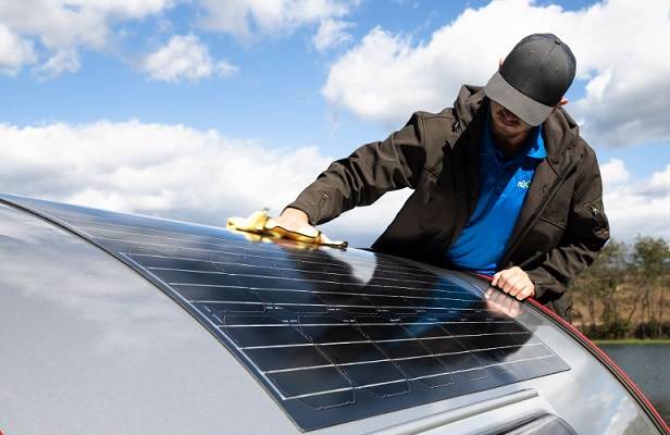 Panel solar de silicio en funcionamiento