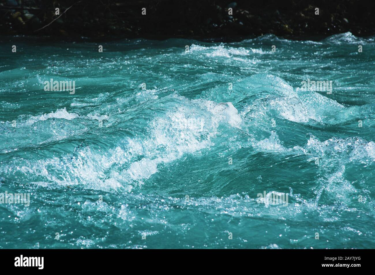 Agua fluyendo en un río cristalino