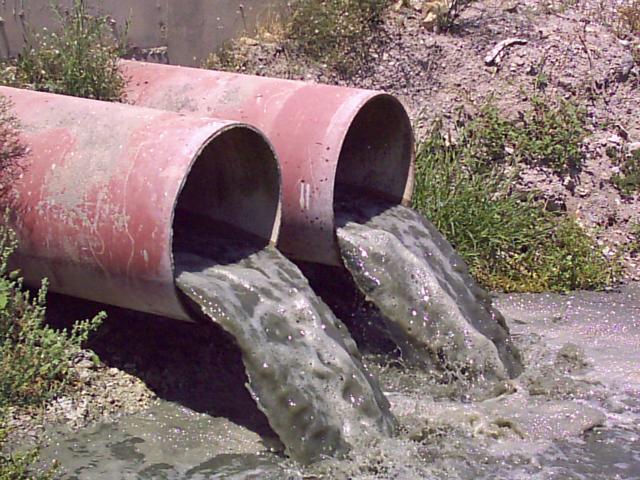 Contaminación del agua por químicos industriales