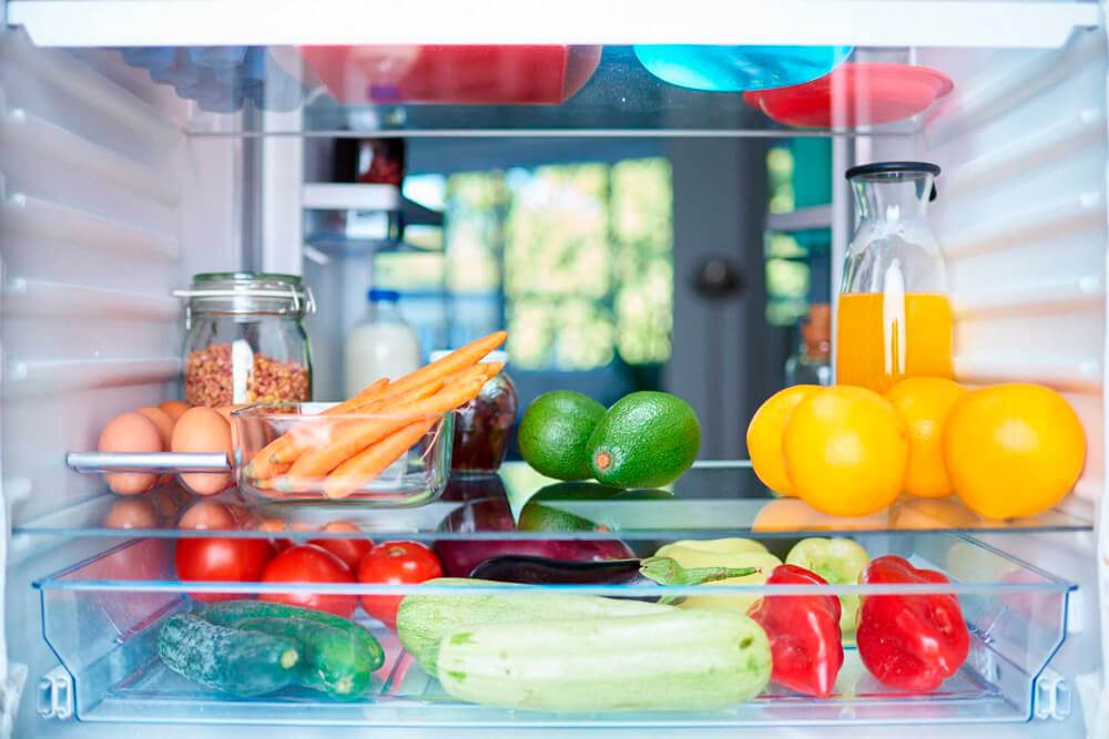Fotografía de una nevera con alimentos frescos