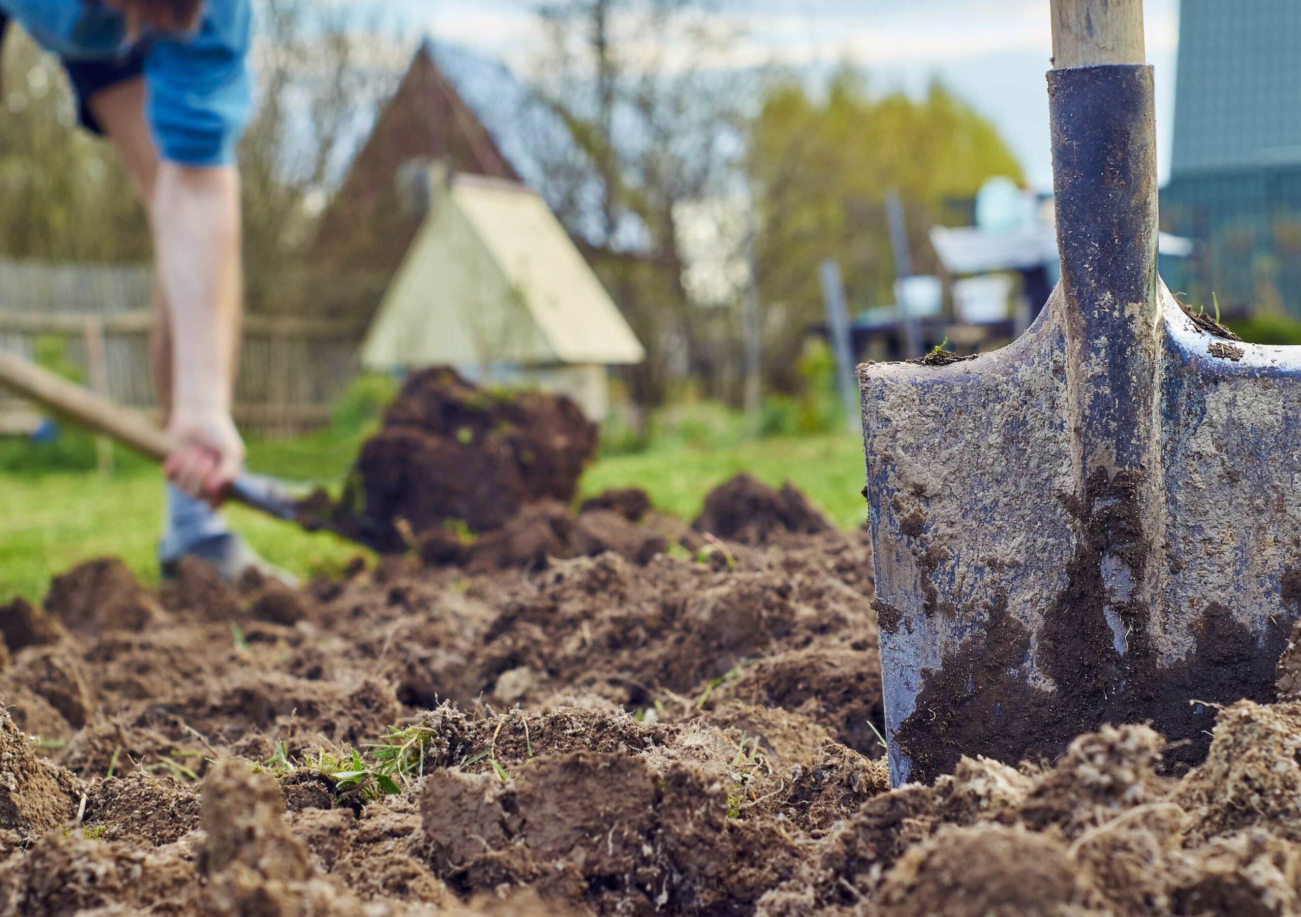 Herramientas de jardinería para preparar el suelo