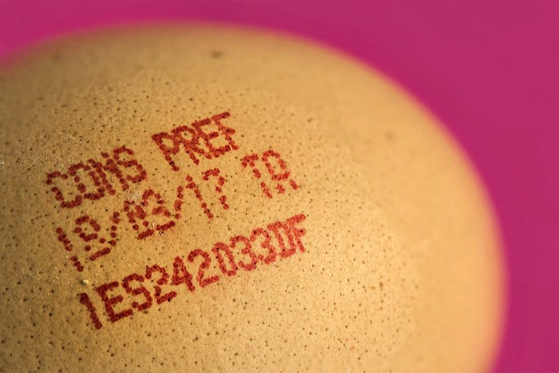 Huevos en refrigerador con fecha de caducidad