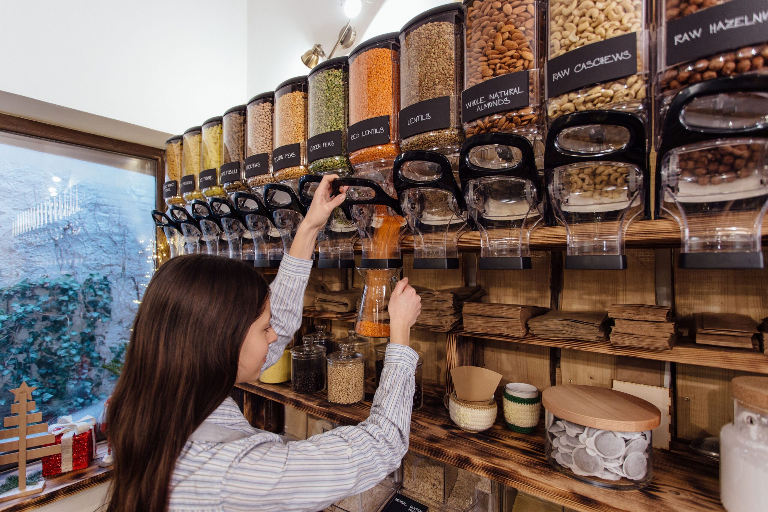 Persona comprando productos a granel en tienda