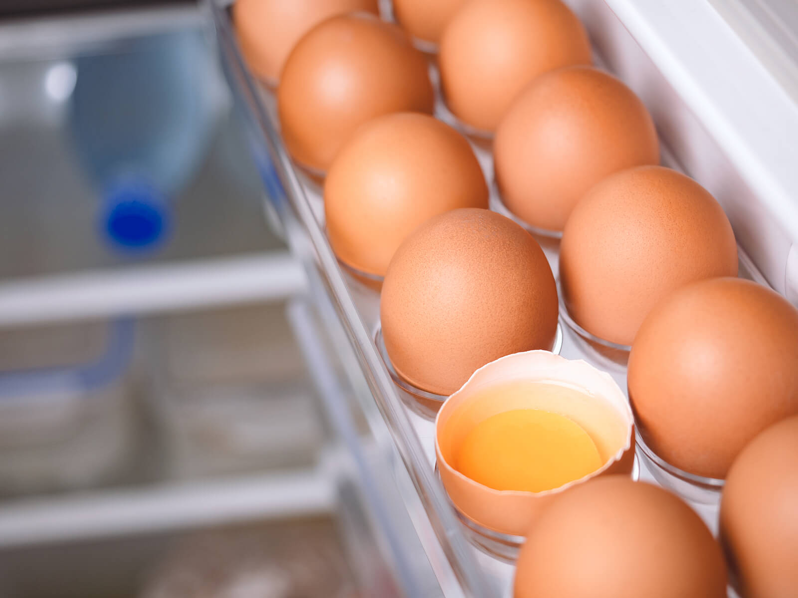 Huevos en refrigerador vs. fuera de él