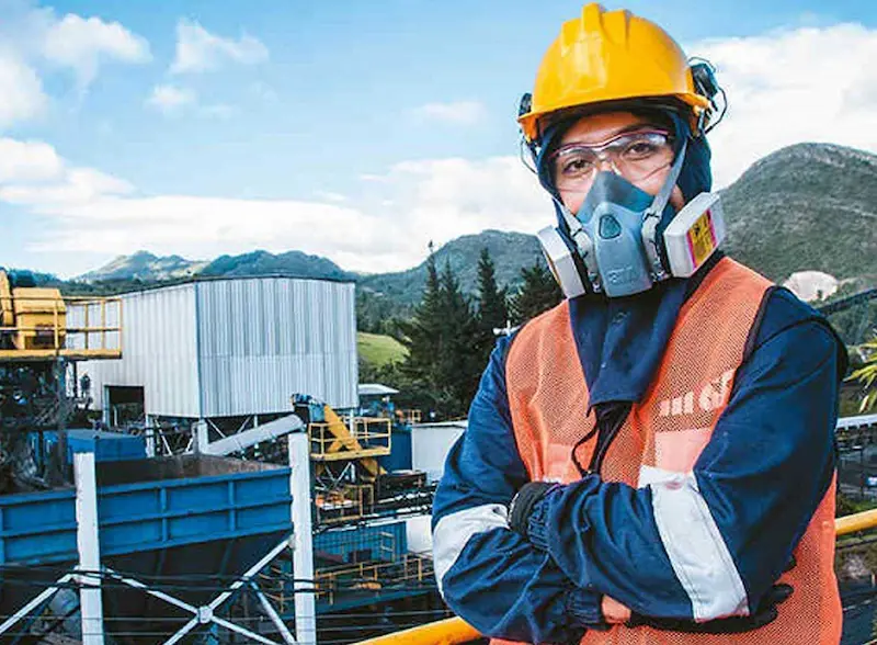 Trabajadores usando equipo de protección personal