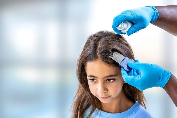 Mujer peinando cabello libre de liendres