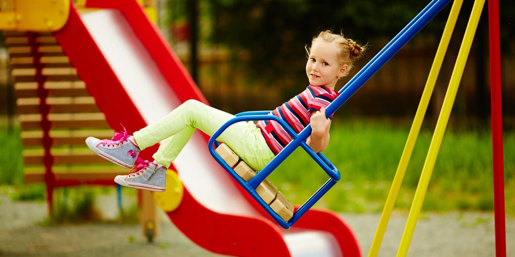 Niños disfrutando de juegos en parque infantil
