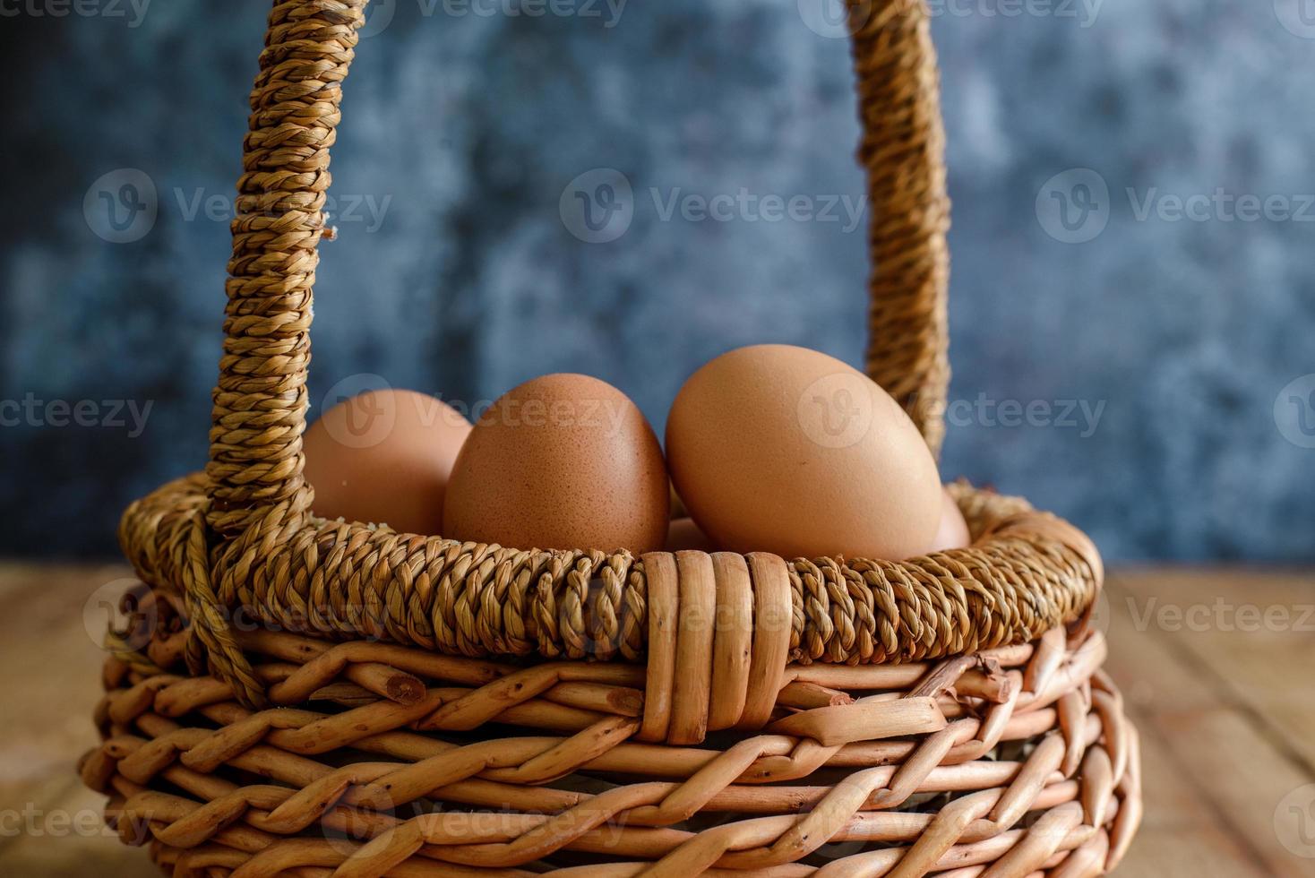 Huevos frescos en cesta de mimbre