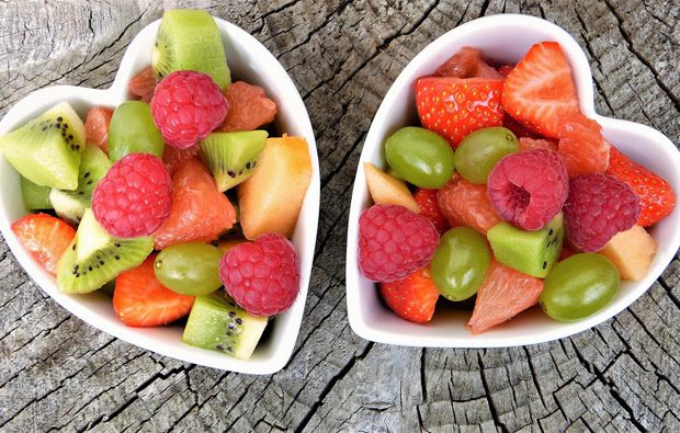 Frutas frescas cortadas y deshidratándose lentamente