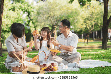Familia disfrutando de un picnic al aire libre