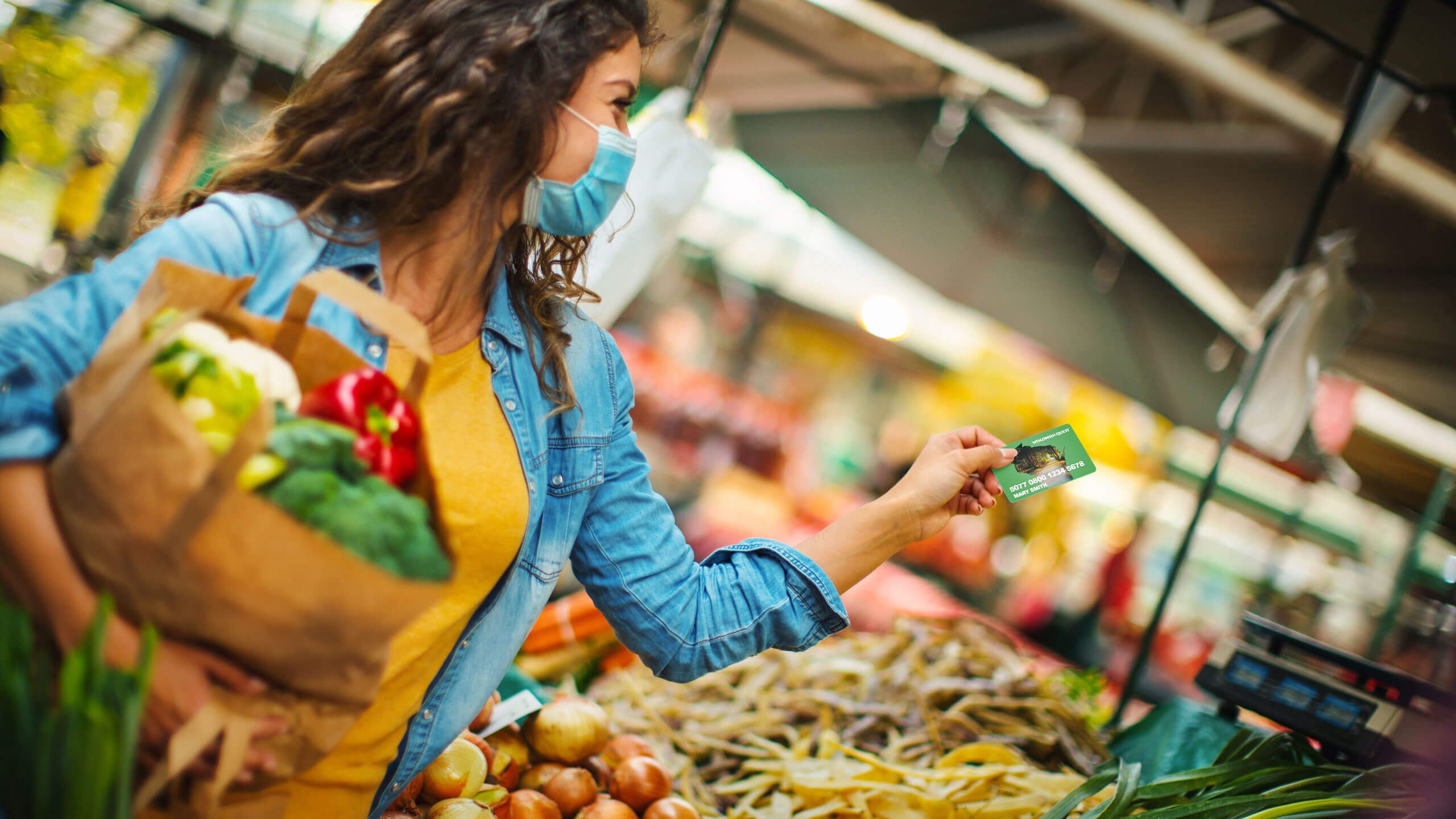 Alimentos frescos siendo verificados por consumidores