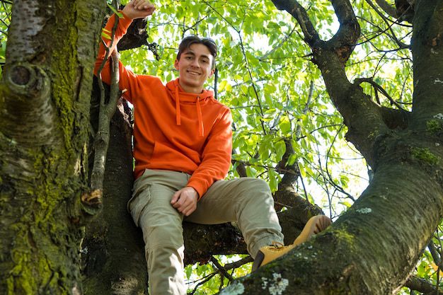 Hombre viviendo en la naturaleza salvaje