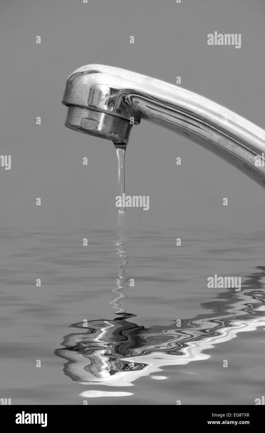 Gotas de agua cayendo en un grifo
