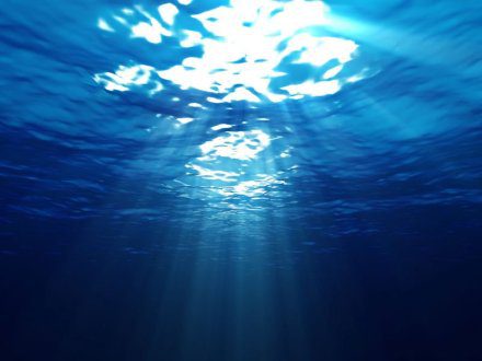Agua iluminada por la luz del sol