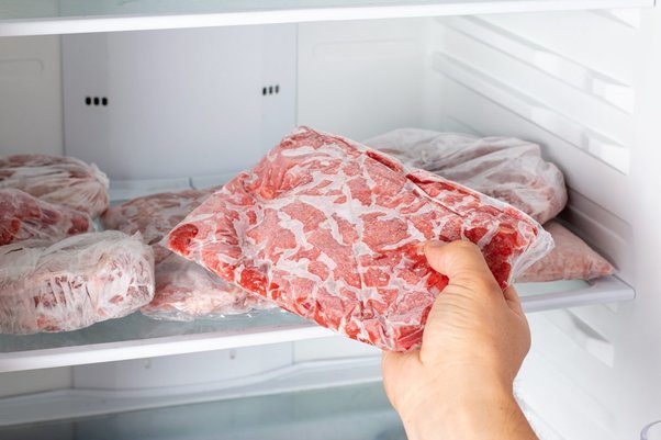 Carne envuelta al vacío en refrigerador