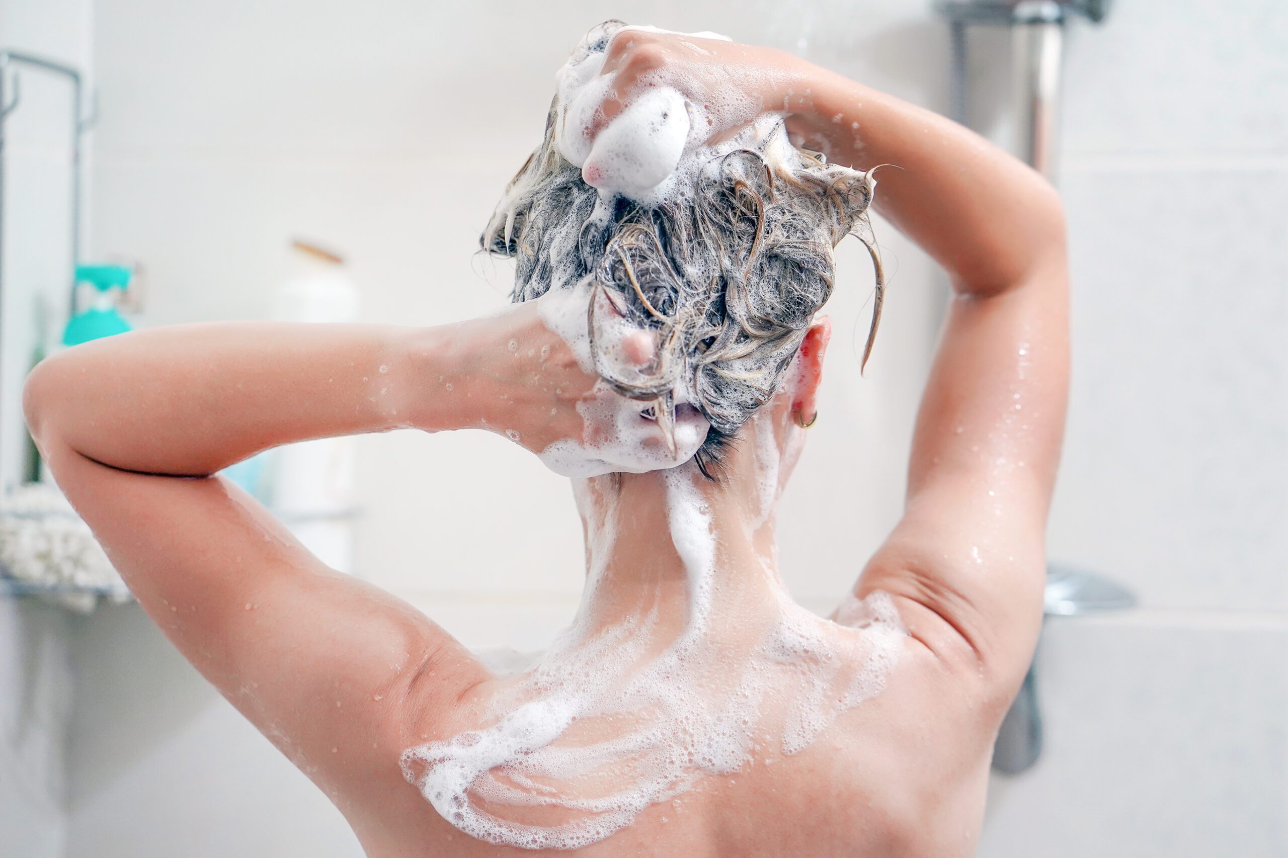 Personas lavando su cabello con champú