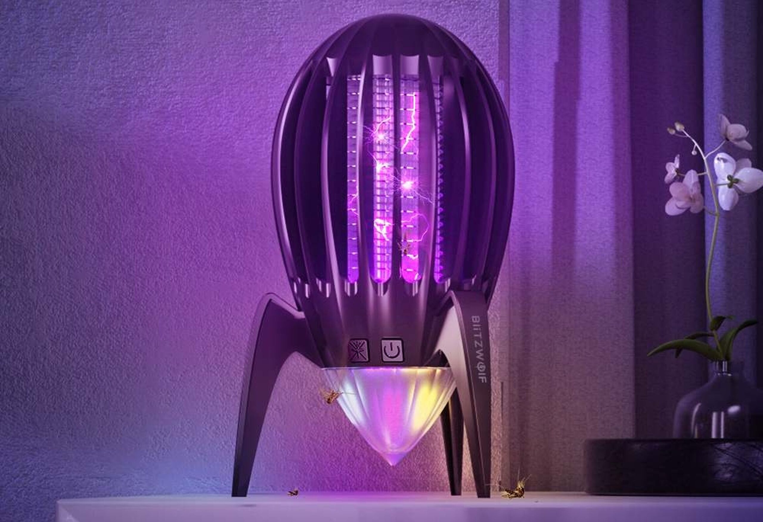 Lámpara UV eliminando mosquitos en la noche