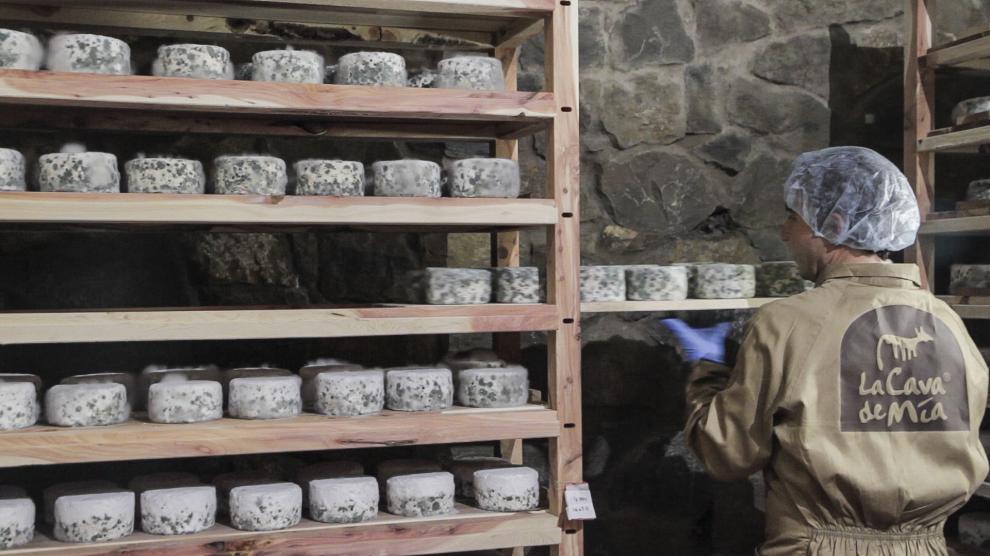 Quesos madurando en cuevas de piedra