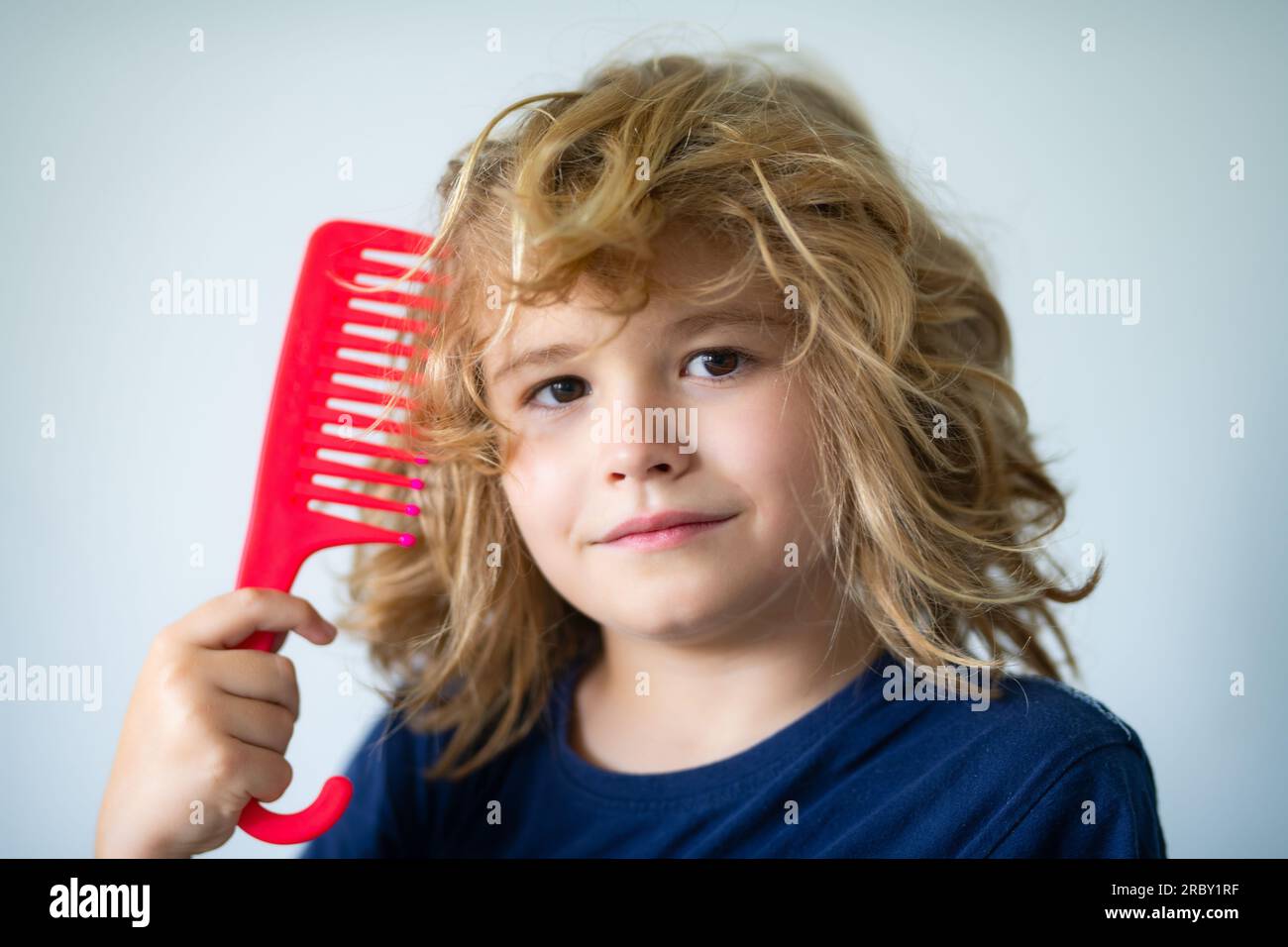 Niños revisando el cabello con peine fino