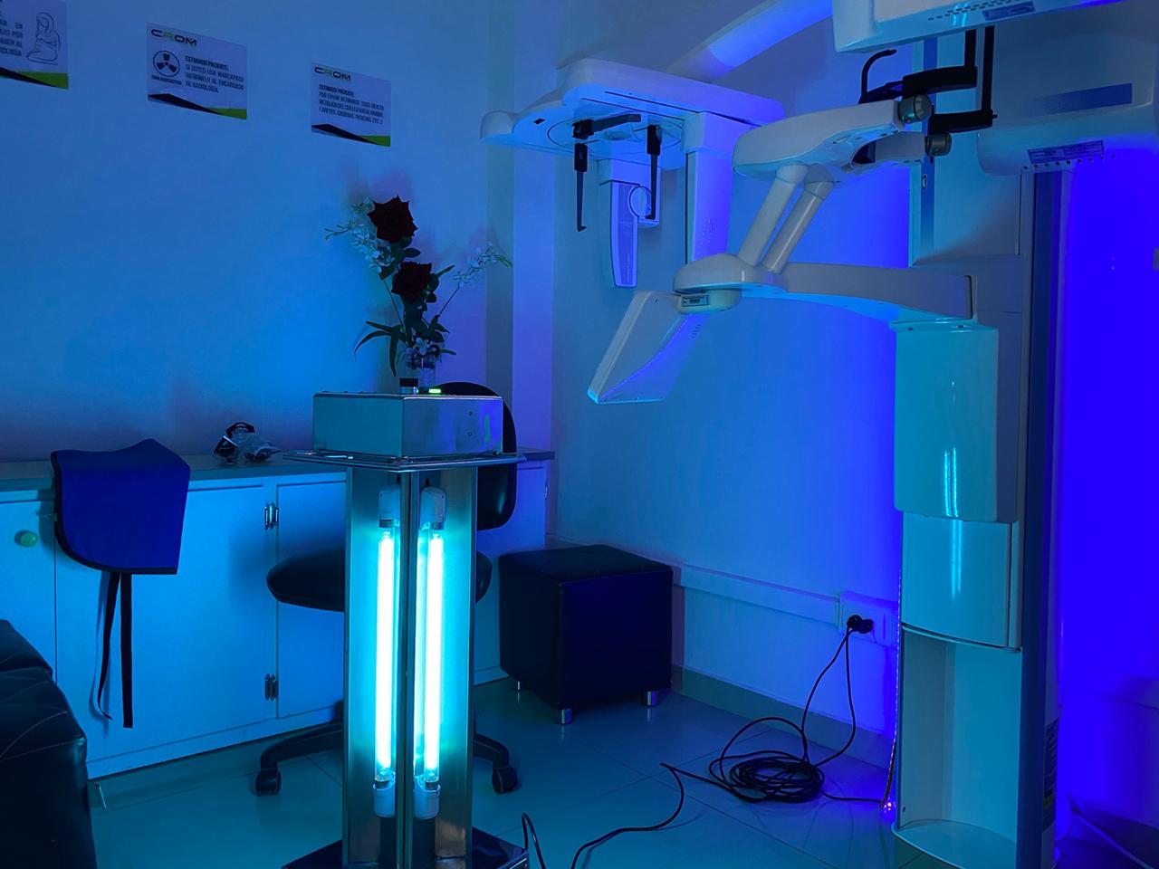 Esterilizador UV en funcionamiento en laboratorio