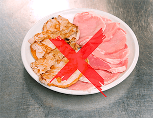 Alimentos crudos junto con alimentos cocidos