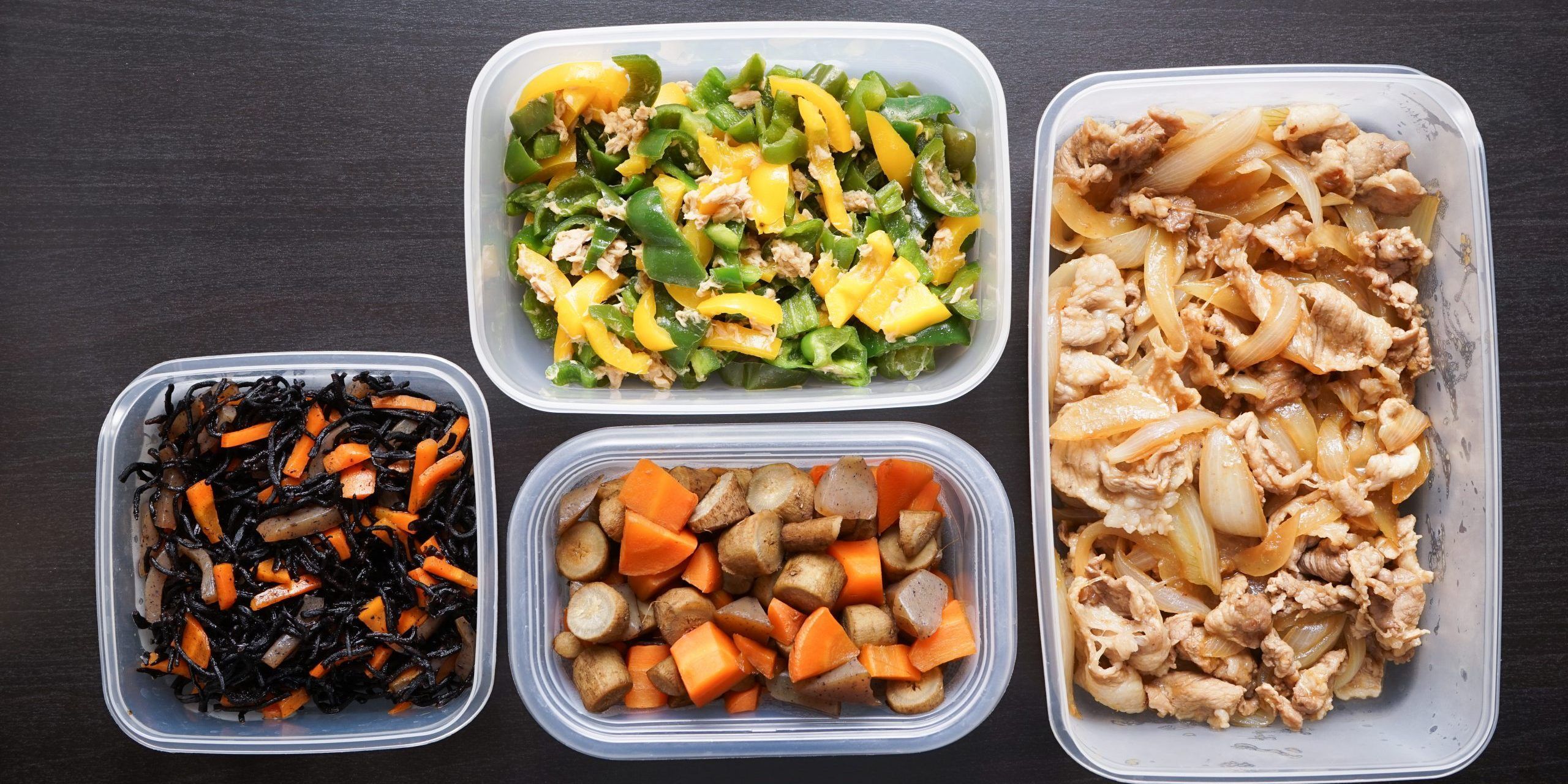 Alimentos variados organizados de manera eficiente