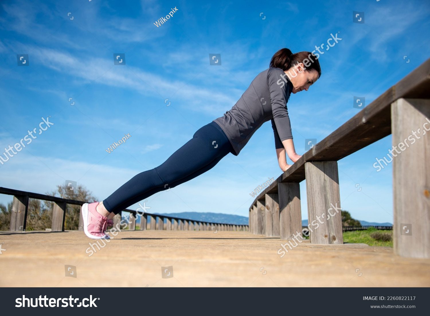 Persona haciendo lagartijas en el suelo