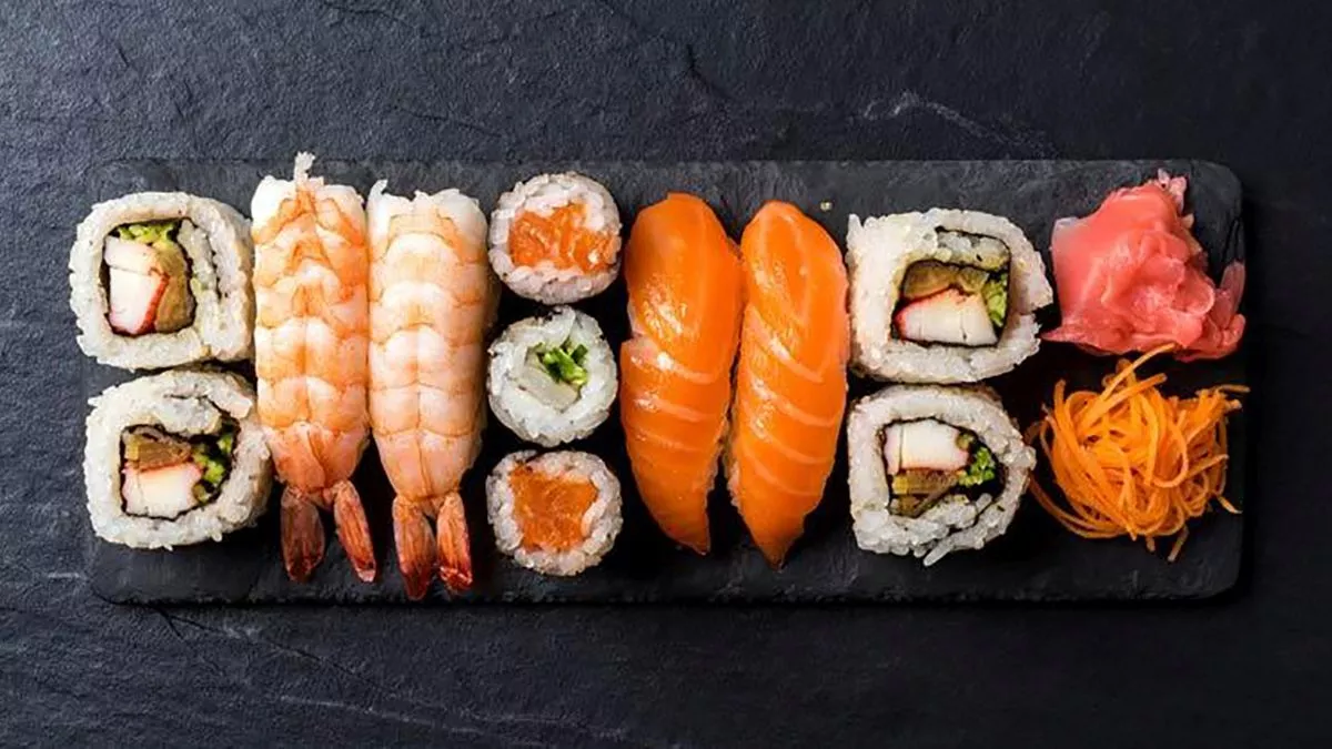 Sushi tradicional con variedad de ingredientes frescos