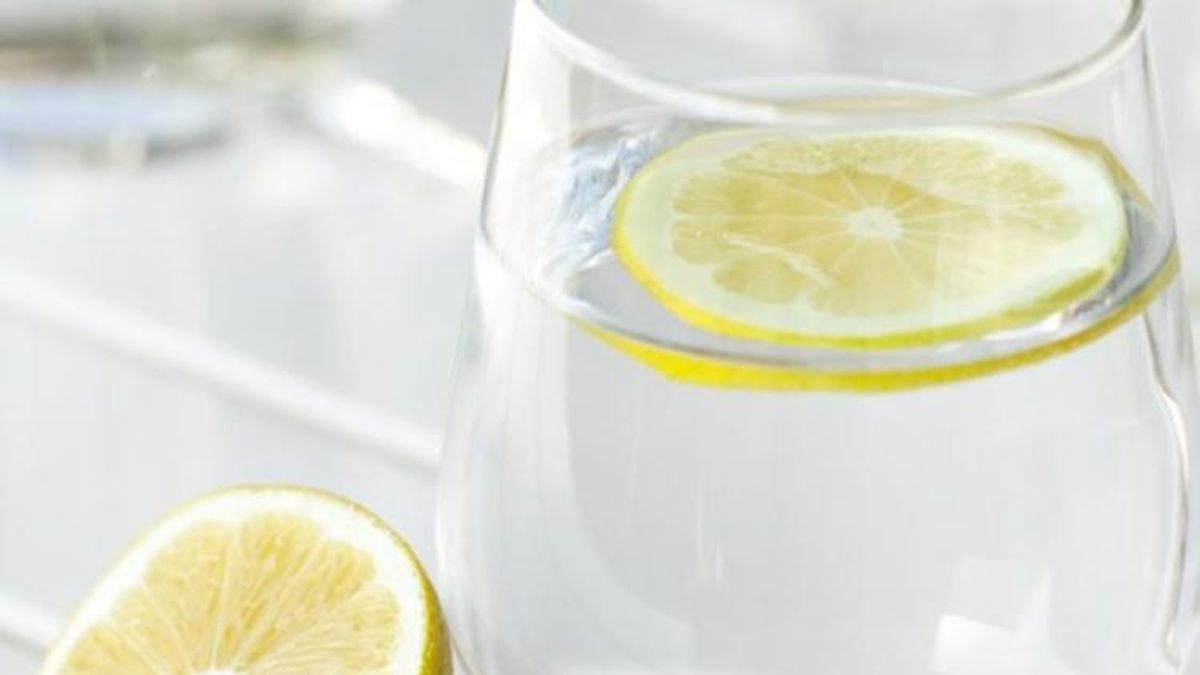 Vaso de agua con rodaja de limón