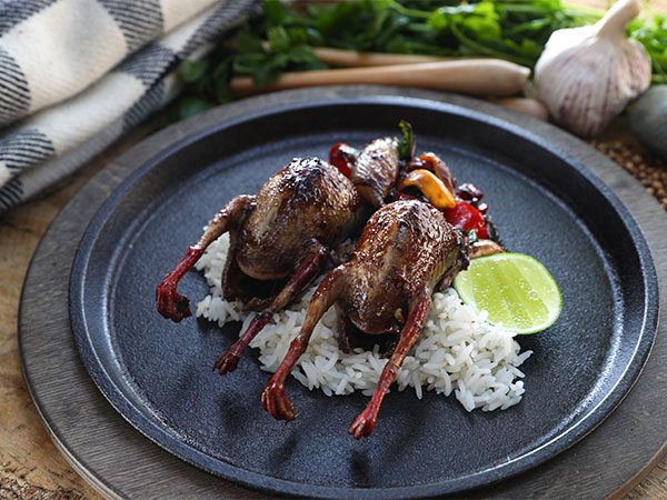 Plato de gastronomía con palomas asadas