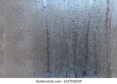 Ventanas empañadas y gotas de agua